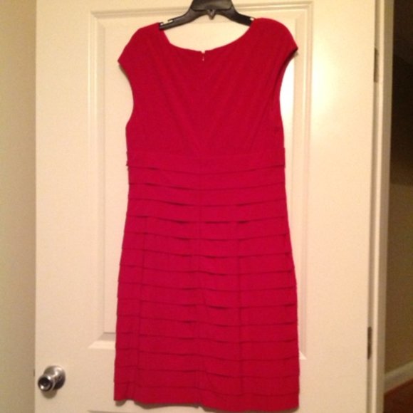STUNNING RED SEMI FORMAL DRESS - SIZE 14 - Picture 2 of 3